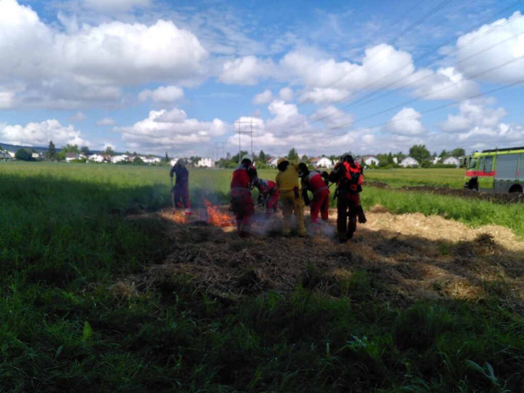 Brandbekämpfung am Strohfeuer